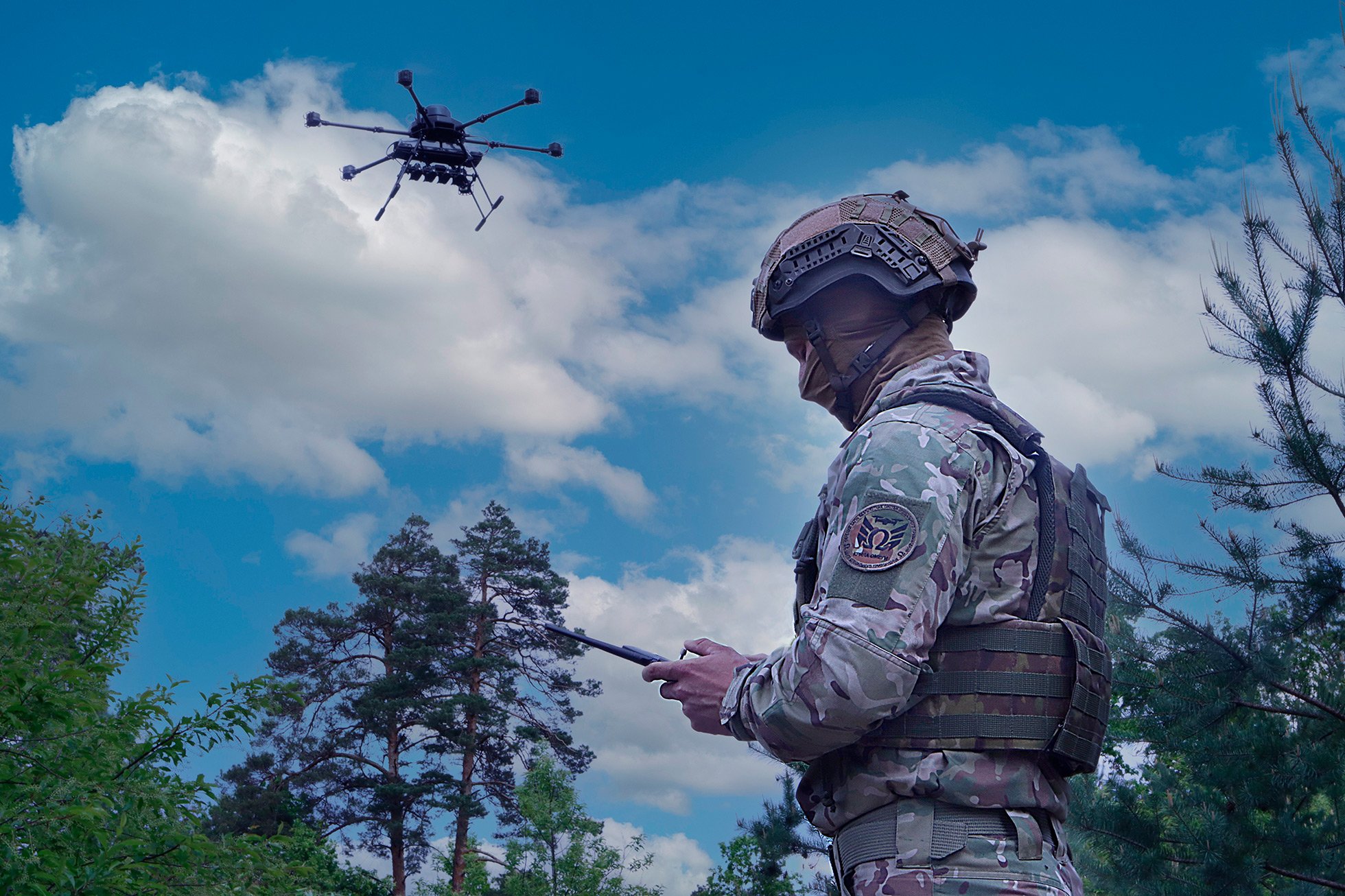 Opérateur de drone du Centre des Forces Spéciales «Omega» pilotant un UAV