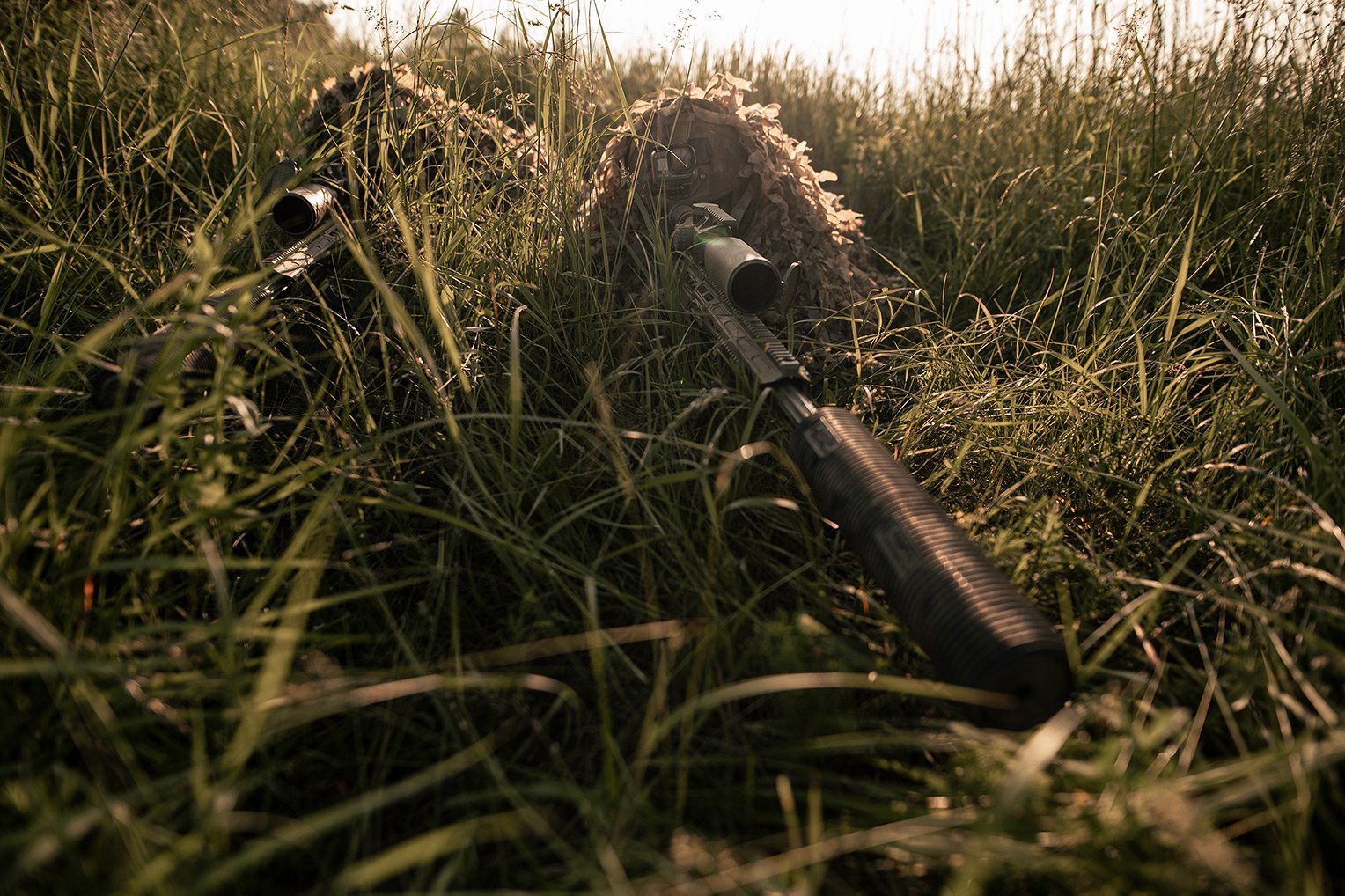 Tireur d'élite du Centre des Forces Spéciales «Omega» en position de tir
