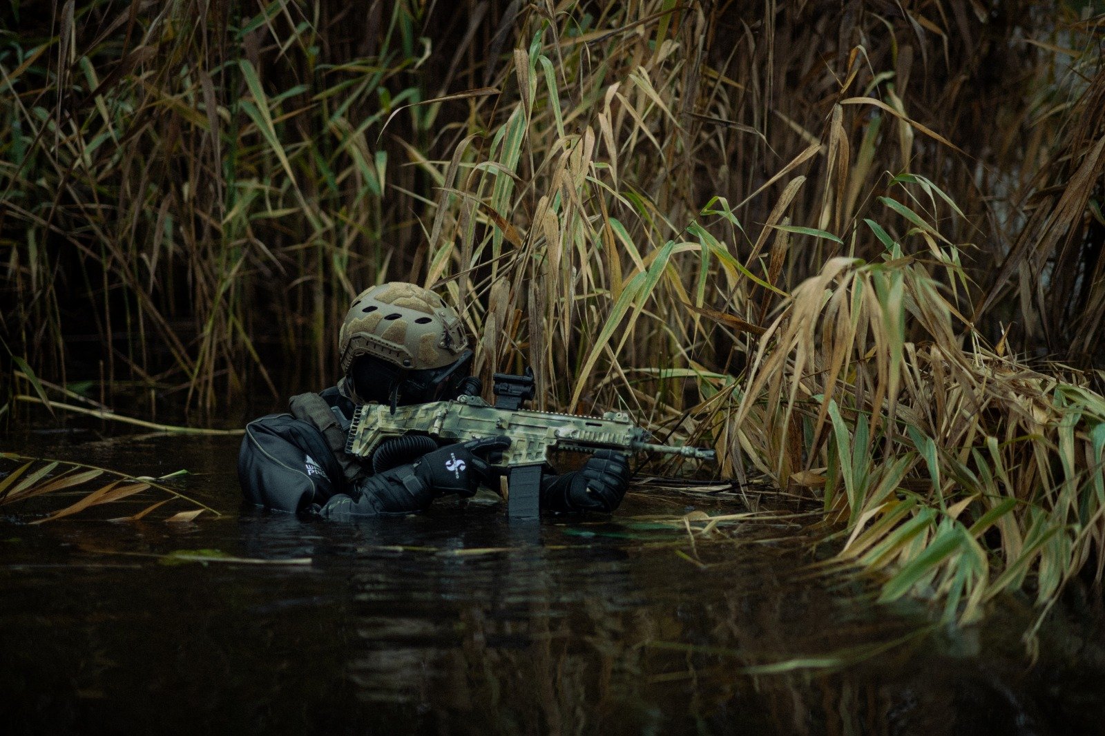 Opérateur du Centre des Forces Spéciales «Omega» lors d'une embuscade aquatique